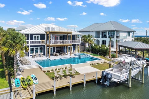 Heated pool, spa, walk in entry pool, kayaks, boat parking, putting green! 