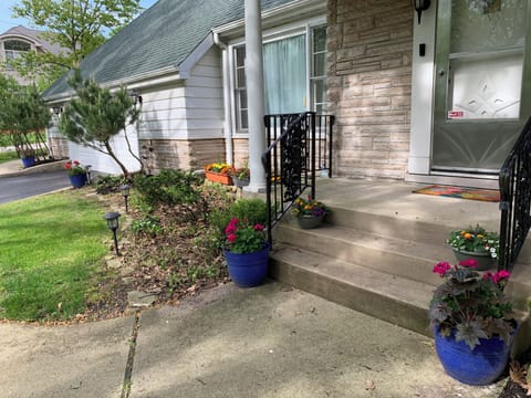 Cozy Estate Main Entrance