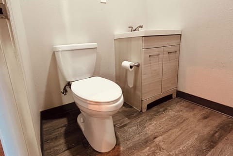 Room, 1 King Bed, Non Smoking, Jetted Tub | Bathroom | Towels