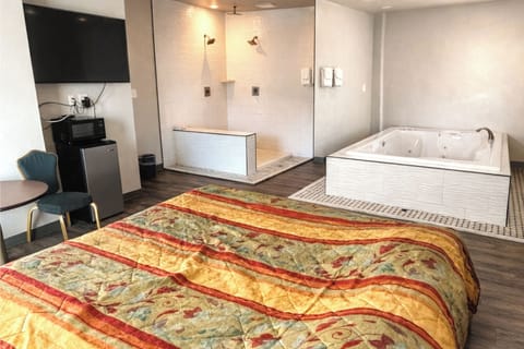 Room, 1 King Bed, Non Smoking, Jetted Tub | Jetted tub