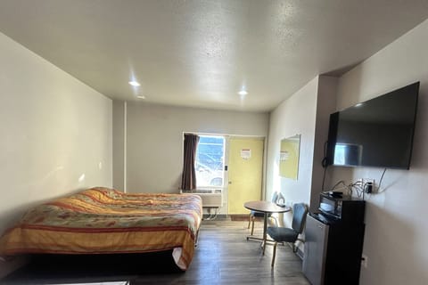 Room, 1 King Bed, Non Smoking, Jetted Tub | Desk, free WiFi, bed sheets