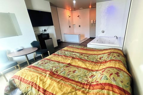 Room, 1 King Bed, Non Smoking, Jetted Tub | Desk, free WiFi, bed sheets