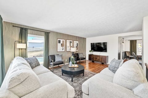 Bright living room w/ plush seating & easy flow into the dining area