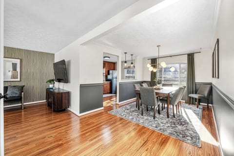 Open dining area w/ room to gather & connect