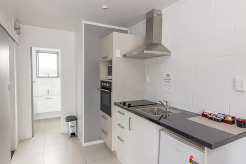 Family Unit | Private kitchen | Full-size fridge, microwave, oven, stovetop