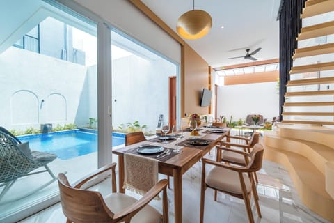 Executive Villa | Dining room