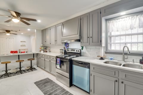 Kitchen | Stove/Oven | Breakfast Bar