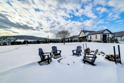 Large Yard | Wood-Burning Fire Pit