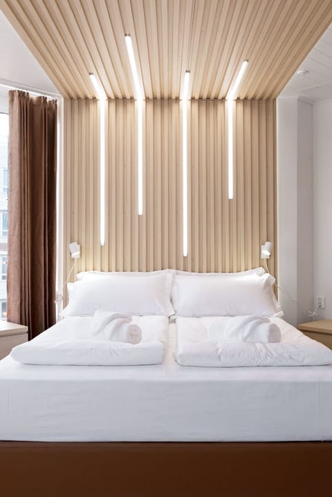 Deluxe Triple Room, City View | Desk, free WiFi