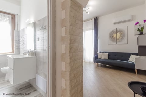 Apartment | Bathroom | Shower, rainfall showerhead, hair dryer, bidet