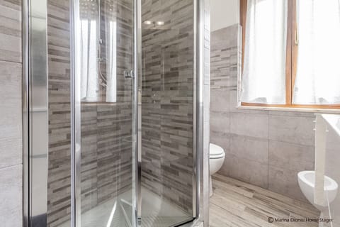 Apartment | Bathroom | Shower, rainfall showerhead, hair dryer, bidet