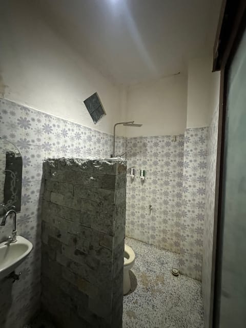 Deluxe Room | Bathroom | Combined shower/tub, free toiletries, bidet, towels