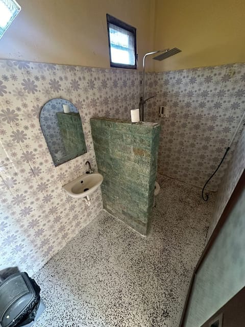 Combined shower/tub, free toiletries, bidet, towels