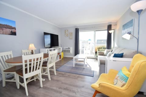 Condo, 1 Bedroom | Living area
