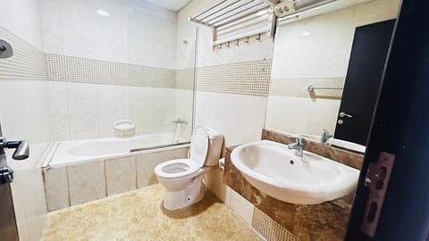 Combined shower/tub, towels, toilet paper