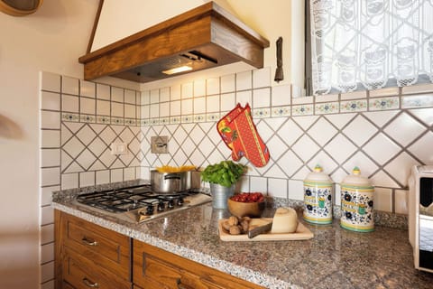 Apartment (3 Bedrooms) | Private kitchenette | Microwave, oven, espresso maker, electric kettle