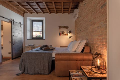 Apartment (2 Bedrooms) | 2 bedrooms, desk, iron/ironing board, bed sheets