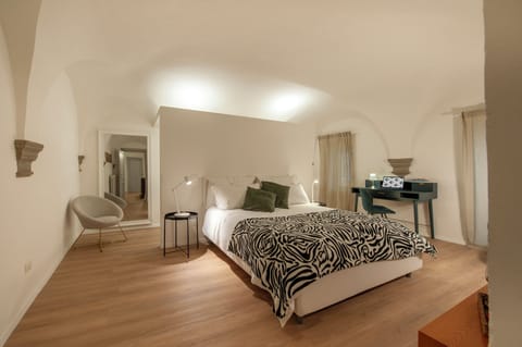 Apartment (3 Bedrooms) | 3 bedrooms, laptop workspace, iron/ironing board, bed sheets