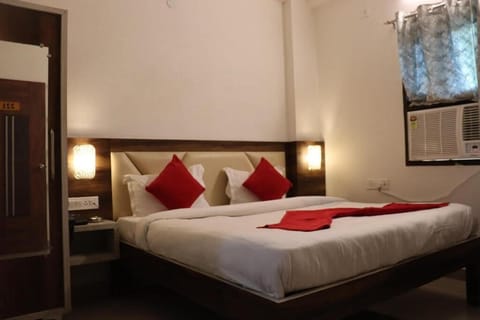 Deluxe Room, Balcony | Blackout drapes, soundproofing, iron/ironing board, rollaway beds