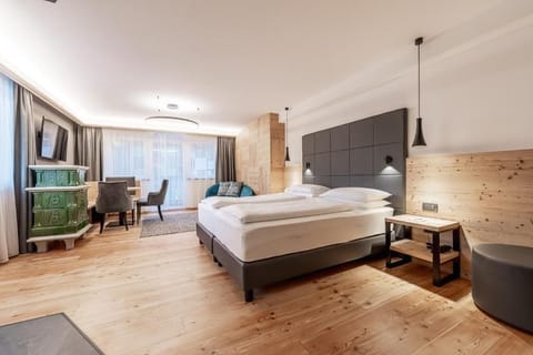 Deluxe Suite | In-room safe, desk, blackout drapes, free WiFi