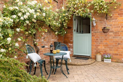 This charming, converted hop kiln lies in the sleepy village of Aylton, with its ancient Norman church and local Ast wood that is listed in the Domesday Book.