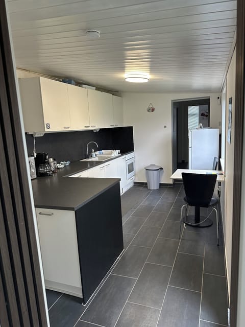 Comfort Room, Patio | Private kitchen | Full-size fridge, microwave, oven, stovetop