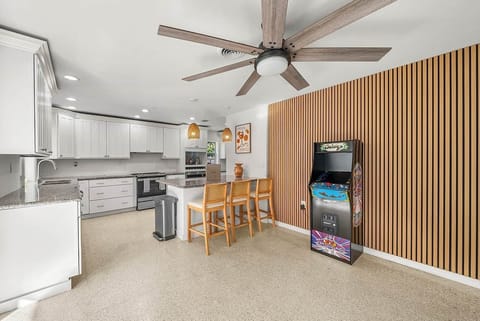 007 8045WestLakeDrive WestPalmBeach FL 33406 SMALL