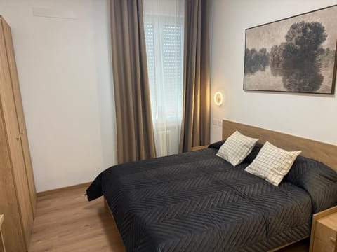 Comfort Single Room | In-room safe, desk, laptop workspace, blackout drapes