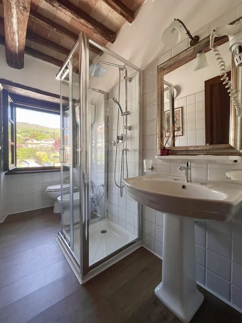 Double Room | Bathroom | Shower, free toiletries, hair dryer, bidet