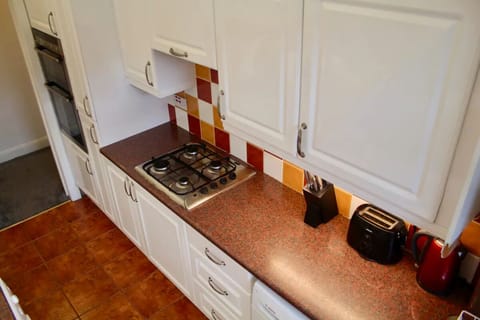 Amazing 2-Bed Home w Private Garden Free Parking (19)