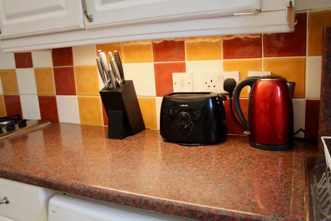 Amazing 2-Bed Home w Private Garden Free Parking (17)