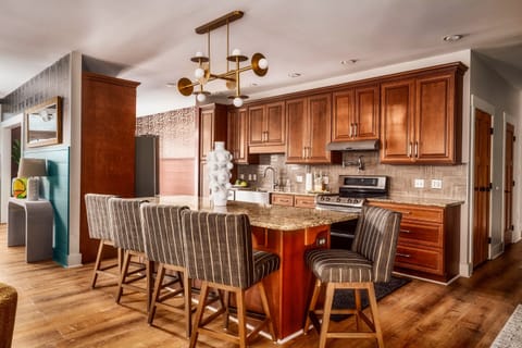 Gather at the granite island, pour a drink, and spread out your charcuterie while the chef in your group works their magic in this warm, wood-paneled kitchen.