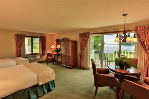 Mission Point Bayview w/ 2 Queen Beds | Desk, iron/ironing board, cribs/infant beds, rollaway beds