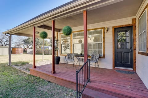 Fort Worth Vacation Rental | 2BR | 1BA | 855 Sq Ft | 3 Steps Required