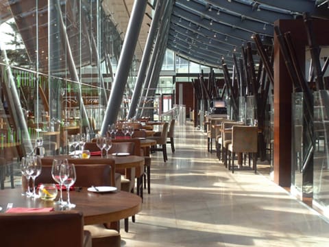 Lunch and dinner served, British cuisine