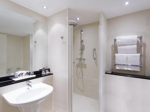Separate tub and shower, eco-friendly toiletries, hair dryer, towels