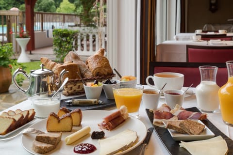 Daily buffet breakfast for a fee