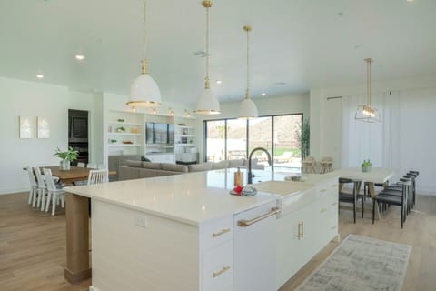 Luxury House, Patio, Mountain View | Private kitchen