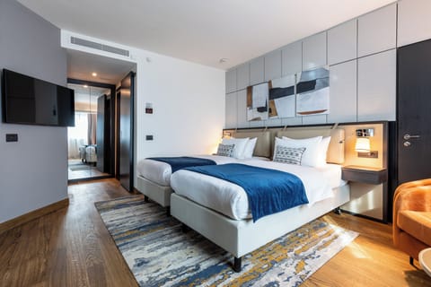 Hypo-allergenic bedding, minibar, in-room safe, desk