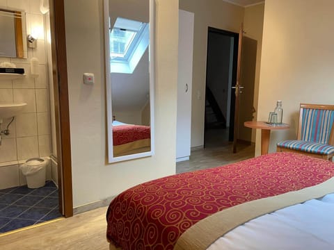 Premium bedding, in-room safe, free WiFi, bed sheets