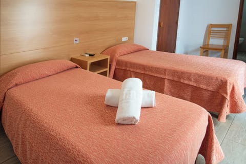 Twin Room, Terrace | Minibar, in-room safe, cribs (free), WiFi (free)