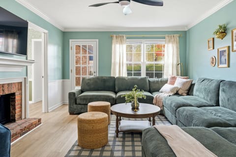 Living Room | Smart TV | Free WiFi | Oversized sofa and rotating chairs