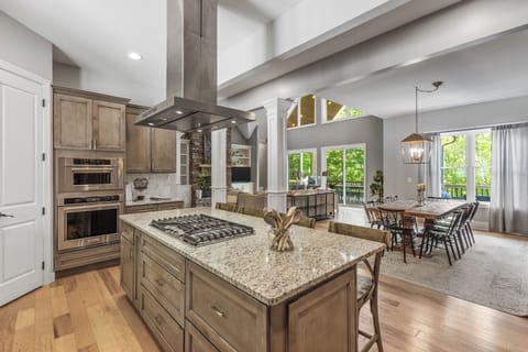 Spacious Kitchen has room for many cooks!