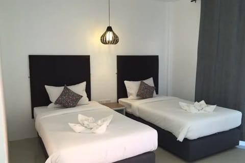 Twin Room, Private Bathroom | Desk, free WiFi, bed sheets