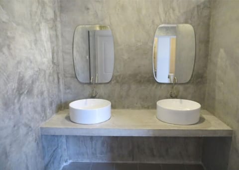 Shower, rainfall showerhead, free toiletries, hair dryer