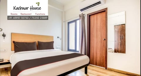 Classic Room | Desk, laptop workspace, free WiFi