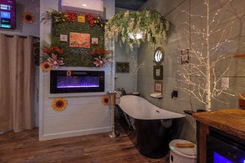 INDOOR CLAWFOOT SLIPPER TUB - LED FIRE PLACE - TOWEL WARMER - DRINK CHUTE - CHAMPAGNE BUCKET - PORT HOLE WINDOW - ACCENT LIGHTING - BUBBLE BATH AND LUXURY LINENS PROVIDED