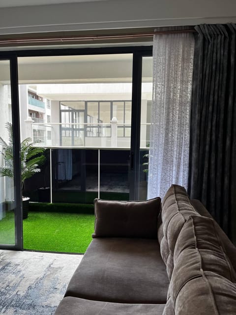 Apartment, 2 Bedrooms, Smoking, Balcony | Living room