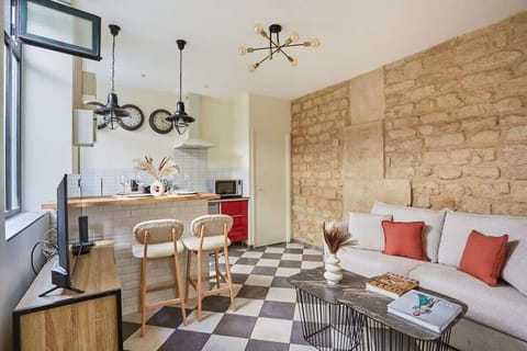 Salon avec canapé lit , télévison connectée, cuisine américaine