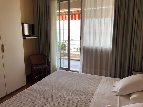 Panoramic Double Room, Lake View | In-room safe, desk, free WiFi, bed sheets